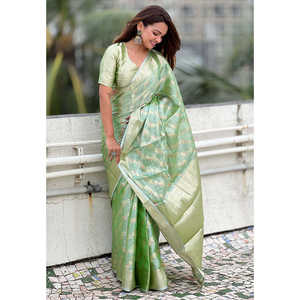 ผ้าไหมแคนจิวารัมสีเขียวเนื้อนุ่มแบบดั้งเดิมของอีลิท วีฟส์ ลายเลเฮริยา พร้อมงานปักดิ้นทองแบบดั้งเดิม สำหรับชุดคลับเดรส - Product Image 4