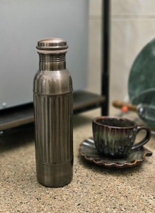 Bouteille de voyage et de sport réutilisable en cuivre pur artisanal <200ml, design classique, anti-fuite, écologique, avec couvercle, parfaite - Product Image 3