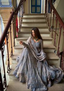 ชุดเสื้อผ้าไหมแฟนซีแบบ Anarkali ตกแต่งด้วยลูกปัดงานดีไซเนอร์ งานปักมือ และงานปักลายอย่างประณีต พร้อมกางเกง Plazzo และผ้าคลุมไหล่ ตัดเย็บสำเร็จพร้อมสวมใส่ - Product Image 2