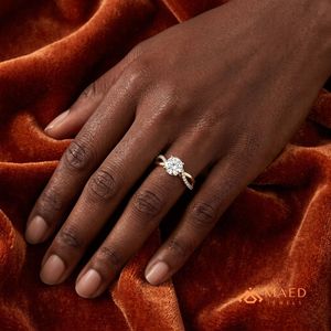 Bague de fiançailles en moissanite taille ronde plaquée or, avec bande torsadée infini croisée pavée, cadeau d'anniversaire de mariage, bijoux de luxe - Product Image 5