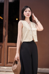 Gilet en tweed texturé <span class=keywords><strong>crème</strong></span> à sequins pour femme, sans manches, col en V, court, avec bordure contrastante et boutons sur le devant, coupe ajustée <span class=keywords><strong>NAOMI</strong></span> - Product Image 4