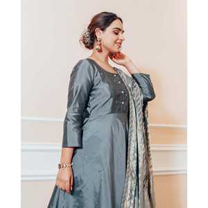 Ensemble de costume en satin gris sauge, taille XS, haut à manches trois-quarts - Product Image 5