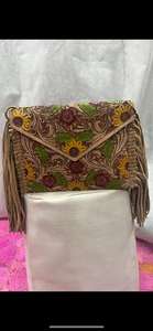 Bolso de mano tipo sobre de cuero genuino hecho a mano y con grabado artesanal, con flecos, diseño de girasol, estilo bohemio occidental, cierre de botón - Product Image 4