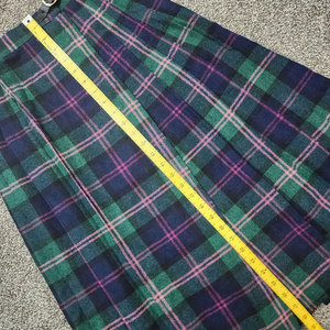 Kilt escocés de mujer, plisado, de lana, con diseño de tartán antiguo Baird, en azul, verde y rosa, con correa de cuero y hebilla. - Product Image 3