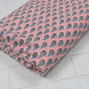 Vente en gros de tissu en coton bio écologique rose pêche imprimé à la main au motif feuille, pour la confection de kurtis, robes, vêtements et articles de maison, avec motif petit booti - Product Image 4