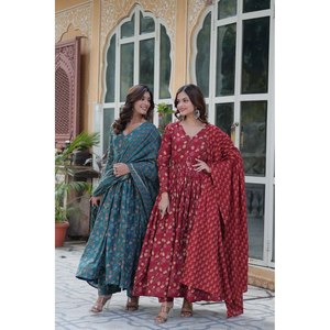 Hermoso Vestido Crepé con Mangas Largas y Dupatta para Fiestas, Elegante y con Estilo - Product Image 1