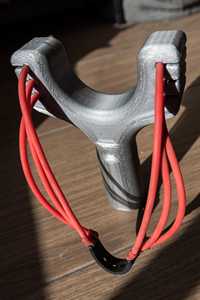 Slingshot en plastique gris durable avec bandes élastiques rouges, poignée DIY, léger, pour les sports de plein air et la pratique de la cible - Product Image 5