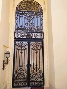 Porte d'entrée extérieure en acier forgé sur mesure avec verre décoratif, double porte pour entrée de villa moderne - Product Image 4
