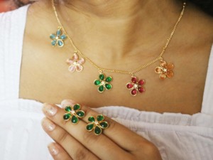 Conjunto de Joyería de Flores de Cuarzo - Collar y Pendientes Hechos a Mano en Latón Chapado en Oro de 18k - Product Image 5