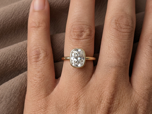Bague de fiançailles solitaire Lurba Jewels en or jaune 10K avec moissanite taille coussin 2 carats, sertie en barrette, style vintage chrétien pour mariage - Product Image 2