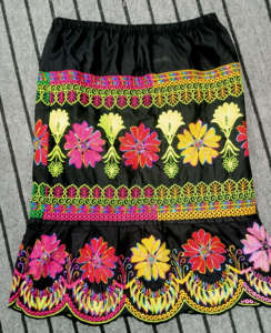 Faldas Polinesias Bordadas a Mano, Ropa Hawaiana en Suave Algodón Pakistaní, Faldas Informales Transpirables Bordadas de Pohnpei - Product Image 5