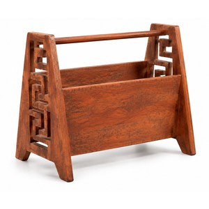 Aqdus Saleem Porte-revues traditionnel artisanal en bois de manguier avec motif Greca – Meuble de rangement autoportant pour salon – Vente en gros - Product Image 1