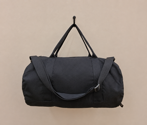Sac de voyage en tissu recyclé Adventure pour les voyages, la salle de sport et les escapades de week-end, offrant un grand espace de rangement, une transportabilité facile et un confort pour une utilisation quotidienne - Product Image 1