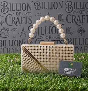 Pochette élégante en résine faite à la main pour femme, avec calligraphie arabe, poignée en perles, coque rigide, pour fêtes et mariages - Product Image 1