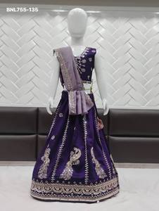 Conjunto de lehenga listo para usar de seda Vichitra con hilo multicolor, zari, lentejuelas y motivos animales, para uso ocasional. Proveedor indio. - Product Image 5