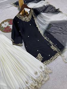 Conjunto de Salwar Kameez Negro para Bordado Intenso, Traje Tradicional Indio para Mujer, para Bodas, Graduaciones, Fiestas, Diwali - Product Image 4