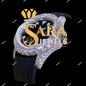Reloj Estilo Diamante con Incrustaciones Blancas, Más Vendido, con Correa de Goma Negra Resistente, Disponible a un Precio Accesible - Product Image 1