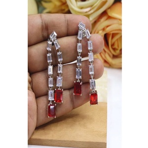 Boucles d'oreilles élégantes de qualité supérieure avec finition argentée et pierres en zircon pour femmes et filles, pour les soirées et les occasions spéciales - Product Image 1