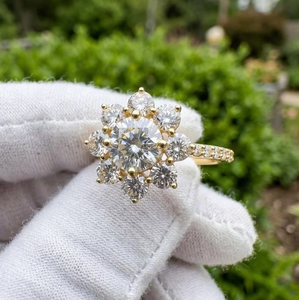 แหวนหมั้นเพชรสร้างในห้องปฏิบัติการ Sparkledge Creation ดีไซน์ทันสมัย 3 กะรัต ทอง 10K/14K/18K ระดับความสะอาด E VVS2 VS1 ประดับเพชรแบบ Floral Cluster Channel Pav Set - Product Image 2