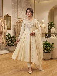 Costume Anarkali en coton beige pour femmes avec col brodé, longueur au sol, coupe ample, tenue traditionnelle indienne pour mariage - Product Image 6