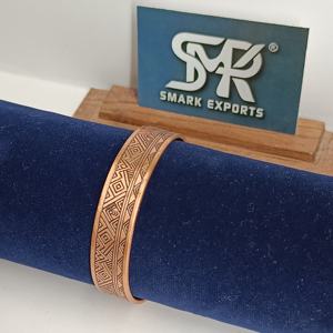 Bracelet en cuivre gravé artisanal, artisanat métallique, manchette ouverte réglable, design traditionnel élégant, pour hommes et femmes, finition antique/polie - Product Image 5