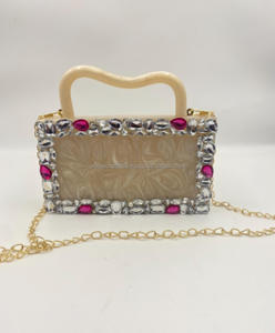 กระเป๋าคลัทช์เรซิ่นอีพ็อกซี่รูปทรงเรขาคณิตที่สมบูรณ์แบบ |   กระเป๋าคลัทช์ทรงสี่เหลี่ยมเรซิ่นอีพ็อกซี่แบบไหลลื่น |   ดีไซน์งานฝีมือที่สวยงาม ประดับด้วยไข่มุกอเมริกัน - Product Image 4