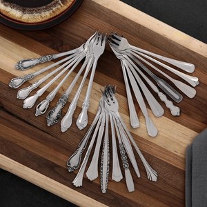 Fourchettes à dîner minimalistes en métal, acier inoxydable poli, pour une table élégante - Product Image 4
