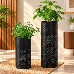 Ensemble de 2 jardinières décoratives en métal noir avec motif ajouré complexe, pots à fleurs cylindriques hauts pour salon moderne - Product Image 1