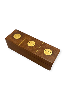 Caja de Madera Natural para Dados de 5 Pulgadas con 5 Dados de Madera, Elegante Estuche de Almacenamiento para Juegos de Mesa, Juegos de Fiesta y Educativos - Product Image 1