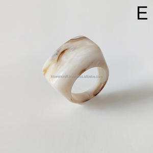 Bague en résine de Style classique de conception professionnelle bijoux de mode de bonne qualité pour les femmes bague à la mode pour une utilisation en fête - Product Image 5