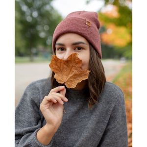 Set Tradizionale di Sciarpa, Cappello e Guanti in Tessuto Rustico Bordeaux con Polsini - Product Image 6