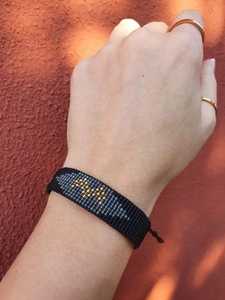 NOUSHAD HANDICRAFTS สร้อยข้อมือลูกปัดทำมือ ลายหินสีดำเหลืองเงิน สำหรับทำสร้อยข้อมือ ได้รับการรับรองจาก IGI - Product Image 1