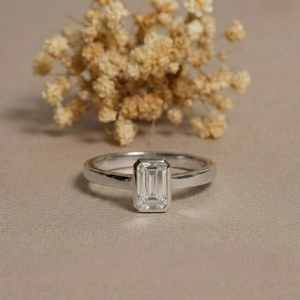 Anillo de Compromiso con Diamante Corte Esmeralda, Oro Blanco de 14K, Engaste de Bisel, Anillo de Banda Geométrico Clásico Unisex para Pareja - Product Image 2