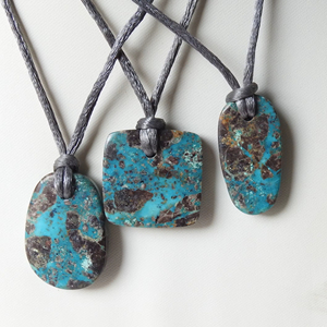 Pendentif en turquoise d'Arizona percé sur le devant - Pierre précieuse naturelle - Poli lisse - Forme fantaisie - Pierre brute faite à la main - Product Image 2