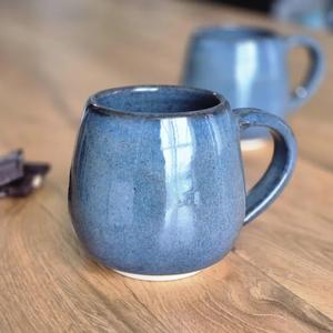 Taza de Cerámica Artesanal con Esmalte Reactivo Azul Cielo, Forma Redondeada, Asa de Fácil Agarre, Diseño con Bloqueo Térmico para el Hogar o Cafetería - Product Image 5