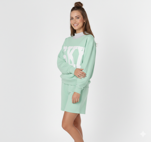 Ensemble d'hiver uni pour femme, style urbain, avec col roulé et short au-dessus du genou, coupe élargie au-dessus du buste et taille décontractée - Product Image 1