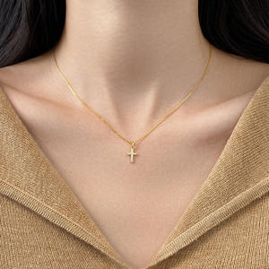 Collier ras du cou simple en argent sterling 925 plaqué or 18 carats avec pendentif croix courte religieuse Jésus pour femme - Product Image 5