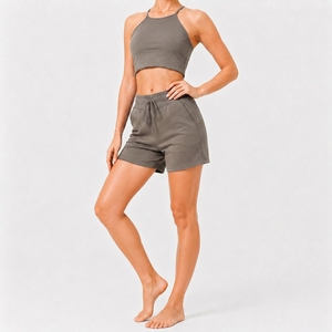 Ensemble de vêtements confortable pour femmes en deux pièces, composé d'un haut à col haut et d'un short fonctionnel - Product Image 3