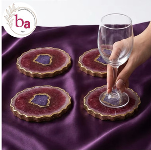 Juego de Posavasos Redondos de Resina y Madera con Diseño Clásico, Hechos a Mano, Ecológicos, Duraderos, con Borde Dorado y Morado - Product Image 1