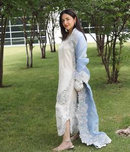 Ensemble de robe de mariée indienne et pakistanaise traditionnelle en soie blanche pour femme, longueur ras du sol, avec dupatta brodé, coupe classique, toutes saisons - Product Image 4