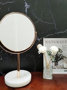 Miroir de maquillage de luxe sur pied avec base en marbre, miroir de toilette haut de gamme en métal doré, miroir de maquillage rotatif - Product Image 6