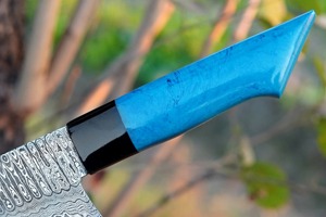 Couteau de chef artisanal de 8 pouces en acier Damas avec manche en résine et étui en cuir, ambidextre, compatible lave-vaisselle, design moderne - Product Image 3