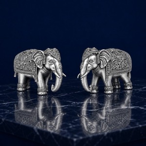 Par de Ídolos de Trompa de Elefante de Latón Bañado en Plata Oxidada 999, 100% Latón, 5.5 x 5 x 4 cm, 100g, Arte Tradicional de Elefante para Puja - Product Image 1
