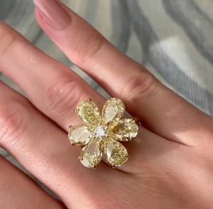 Anillo de Moissanita con Gema Amarilla en Forma de Pera, Diseño Floral Único, Plata 925 Original, Regalo de Propuesta de Diseño Exclusivo para Enamorados - Product Image 1