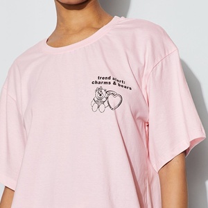 T-shirt en coton pour femme 150 GSM avec motif ours en peluche mignon, épaules tombantes, rose pastel – Fabricant de vêtements - Product Image 4