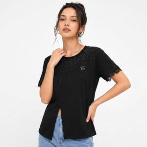 Chemisier décontracté asymétrique à ourlet fendu avec manches ornées de strass et dentelle scintillante – Haut d'été élégant en coton pour femme - Product Image 5