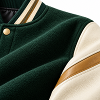 Veste universitaire de qualité supérieure vert foncé avec manches en cuir crème, accent brun, patch lettre personnalisé