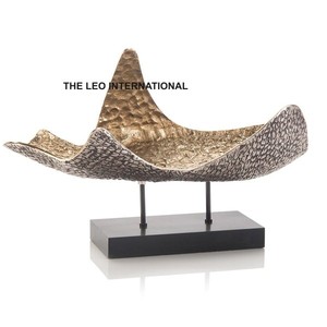 Escultura Metálica Moderna de Primera Calidad, Elegante Adorno Decorativo para Interiores de Oficinas, Escultura con Textura Moderna - Product Image 1