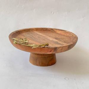 Ce support à gâteau rond en bois présente une branche dorée ornée de fleurs, créant une pièce d'appoint magnifique pour la décoration de la maison. - Product Image 2