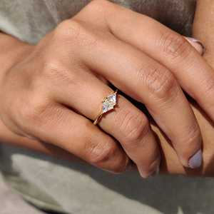 แหวนหมั้นเงินแท้ 925 ประดับโมอิสซาไนต์ทรงสามเหลี่ยมทันสมัยและทรงกลมเจียระไนแบบวินเทจ ของขวัญวันครบรอบแต่งงาน - Product Image 4